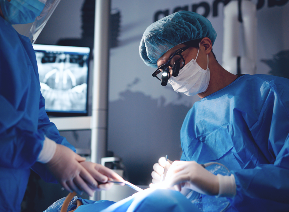 骨や歯の状態に関わらずさまざまな症例にも対応する「治療技術」